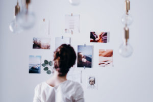 Frau hat Bilder als Zukunftsziele, Visionen an der Wand